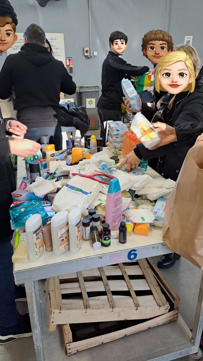 EreMarquisanne's tweet photo. Collecte, tri, confection de boîtes🗃solidaires avec les 3.1 Segpa avec notre partenaire #FACEVar ds le cadre de la Graine d'hiver 2024.🙏 aux généreux donateurs💚du @LaMarquisanne83. Allez encore 1 effort😅 pour atteindre notre objectif de8️⃣0️⃣ boites.🙏 pour vos encouragements🫠 https://t.co/1uHEbg61ut