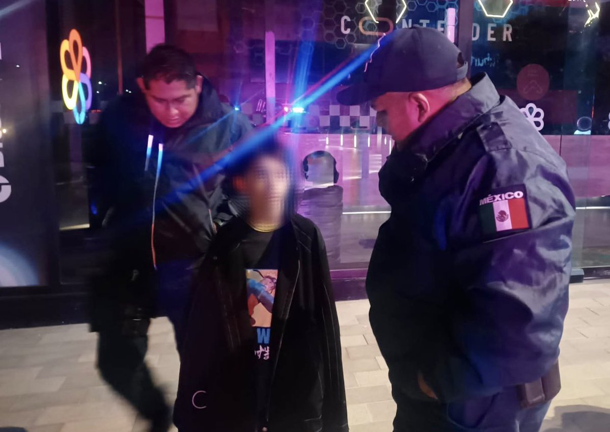 SSP_Hidalgo's tweet photo. 🟣👮🏻Elementos adscritos a la #PolicíaVioleta localizaron a un menor extraviado en #MineralDeLaReforma

El llamado de auxilio se recibió a las 23:00 horas, donde se reportó al pequeño deambulando a las afueras de una plaza comercial, por lo que los agentes de trasladaron al lugar. https://t.co/Vsqll26eoT