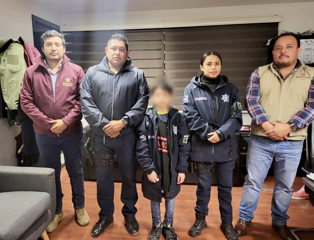 SSP_Hidalgo's tweet photo. 🟣👮🏻Elementos adscritos a la #PolicíaVioleta localizaron a un menor extraviado en #MineralDeLaReforma

El llamado de auxilio se recibió a las 23:00 horas, donde se reportó al pequeño deambulando a las afueras de una plaza comercial, por lo que los agentes de trasladaron al lugar. https://t.co/Vsqll26eoT