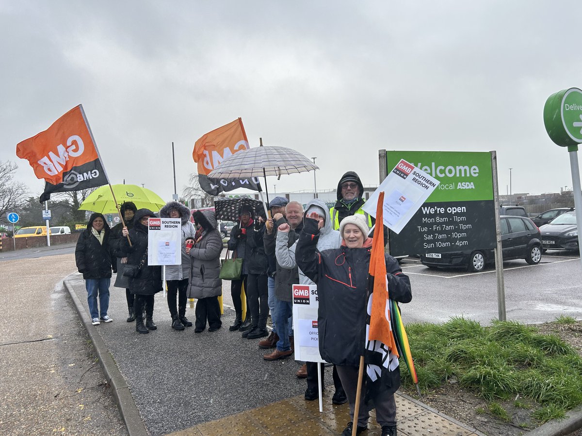 Massive thank you to .@BWTUC for their very generous donation to our hardship fund for striking .@asda Gosport members. Thanks for all the solidarity shown on the picket line too.