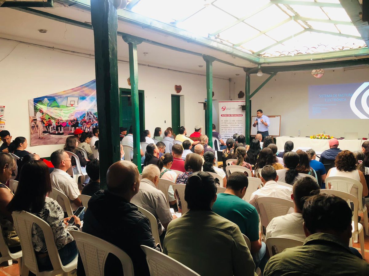 ClaraInesTrivi2's tweet photo. Con 100 comerciantes de San Agustín en Jornada de actualización tributaria. Alianza DIAN-Camara de Comercio del Huila. Trabajamos por la economía popular de nuestro Departamento. https://t.co/jZObme2GMf