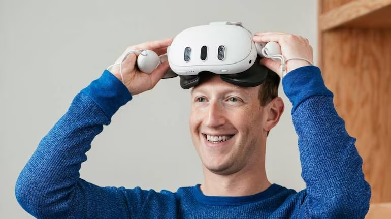 Weekly_Minds's tweet photo. Zuckerberg believes Meta's Quest 3 beats Apple's Vision Pro due to its lower price, comfort, wider field of view, and sharper visuals. He mentions the Vision Pro's higher resolution but criticizes its motion blur and reliance on eye tracking. #MarkZuckerberg #applevisiopro #MetaQuest3