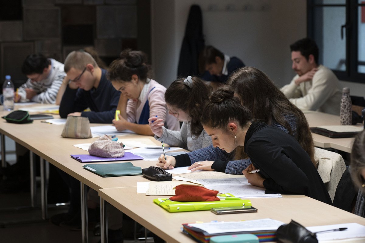 Ecoledeschartes's tweet photo. 🏛 Étudiants, lycéens, passionnés du #patrimoine, des #archives, des #manuscrits, ou des #livres anciens, nous vous attendons nombreux le sam. 9 mars, de 13h à 18h, pour découvrir nos formations et les parcours de nos diplômés ! https://t.co/SCteOnueJO
#JPO #masterPSL @psl_univ https://t.co/xqaJN2oKaq