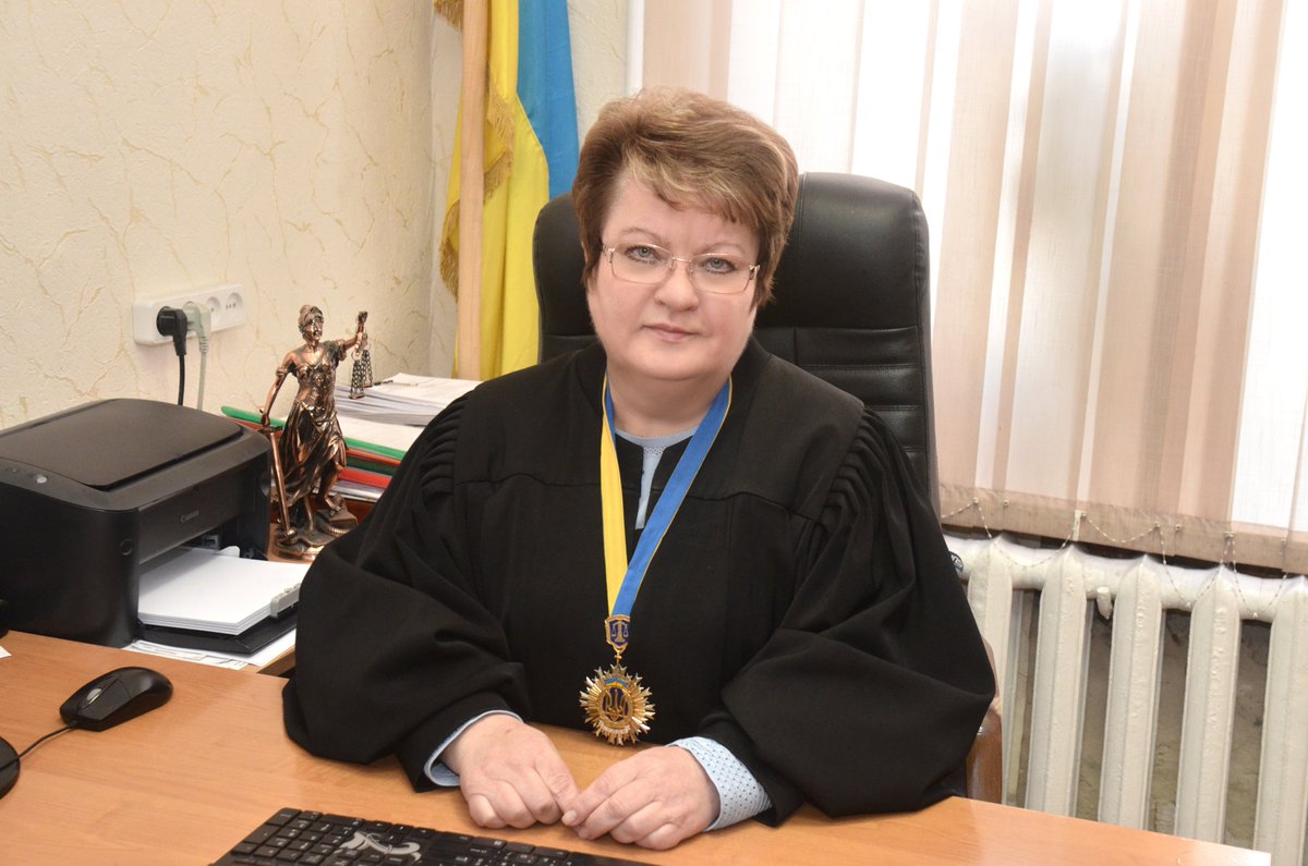 zer0corruption_'s tweet photo. На фото - голова Солом’янського суду Києва Людмила Шереметьєва. Суддя, яка стягнула з Романа Ратушного та ГО "Захистимо Протасів Яр" майже 200 тисяч грн на користь Корбана.

Члени ВРП одноголосно відправили цю суддю у почесну відставку. З довічними і солідними виплатами. 

1/ https://t.co/ahpnM53VST
