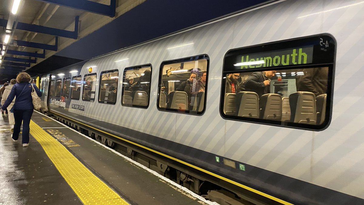 swtransport_'s tweet image. 444040 at Southampton this evening. Not my unit though, that's 444001 on the front continuing 1W33