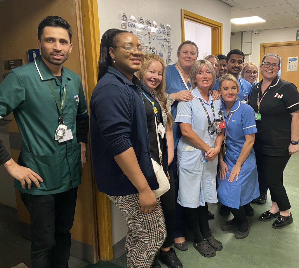So ..such a busy day on ward 35, ,,10 discharges..today, well done team 🙌🙌💪…amazing effort everyone… picture of some of the team on today below…👏👏@Real_Bongi @TabethaDarmon @Urmimc @ShahedalB @UHMBTOCH @Respnursesrli @MelWoolfall @aaroncumminsNHS @kmasonreg