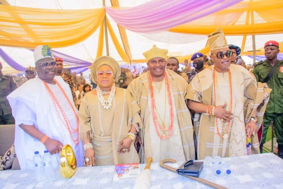 ThAfricanRoyals's tweet photo. #nigeria🇳🇬 HM King (Alapomu) of Apomu kingdom, Nigeria and wife Queen (Olori) Apomu at the Apomu day 2024
#alapomuofapomu #alapomu #apomu #apomukingdom #africanroyals #africanroyalty #africanroyalfamilies
Photos: Alapomu of Apomu
https://t.co/PcL5ApVIiL https://t.co/ge4GVdjXff
