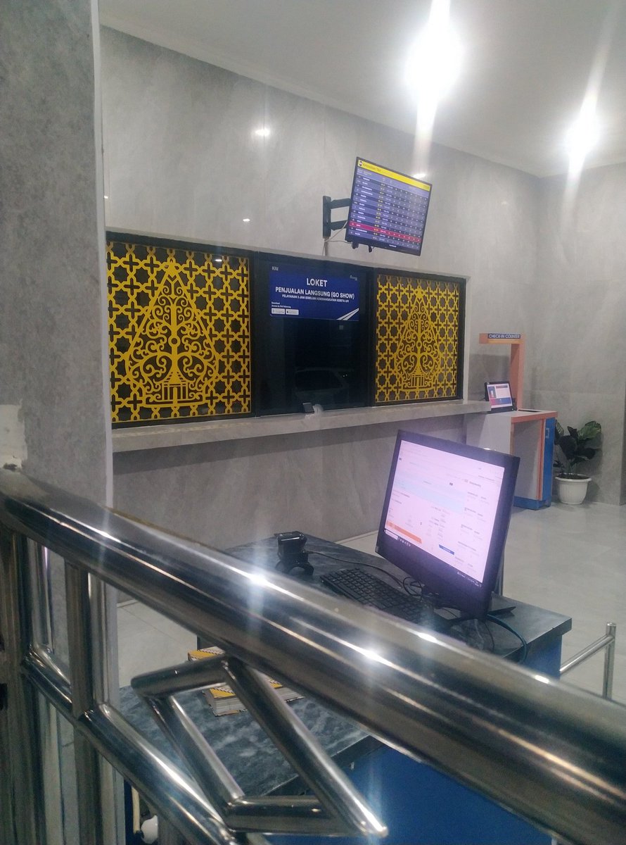 dedonevada's tweet photo. @KAI121 lapor , loket di Stasiun Maos pada tanggal 15 Feb 2024 tidak buka. Padahal setahu saya loket buka 24 jam. Dan tertulis buka jam 06.00, apakah benar demikian? https://t.co/BgLRovCyAu
