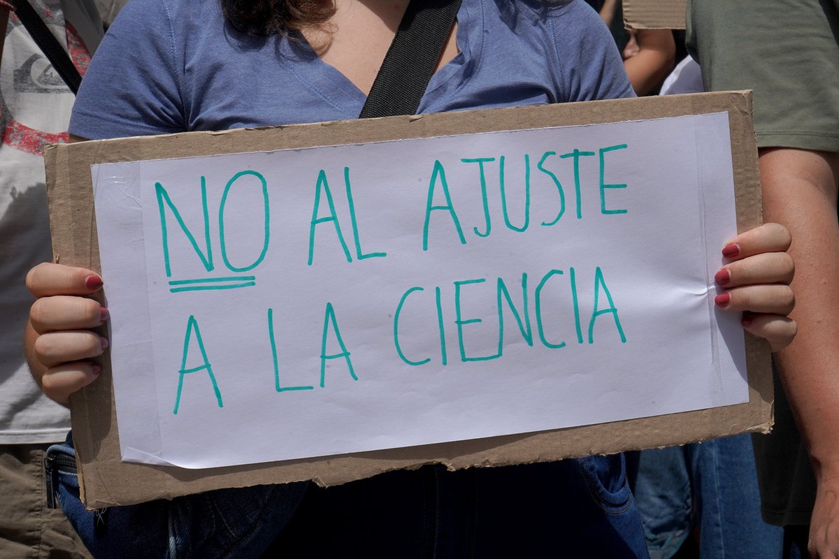Exactas_UBA's tweet photo. Hoy por la mañana se concentró gran parte de trabajadoras y trabajadores del sistema científico tecnologico para defender la ciencia argentina. #becasCONICET #cienciaesfuturo https://t.co/PrIJUUnnJV