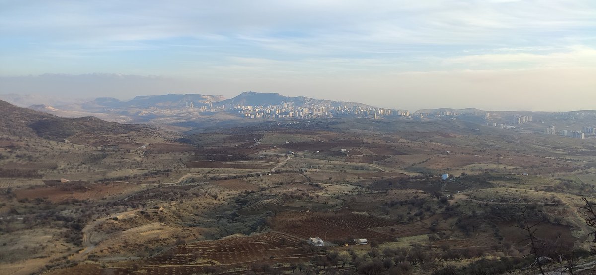AntMardin's tweet photo. "Merdin, Süryanice Mardin veya Marda, Arapça Mardin, Ptolemaios ondan Marde diye bahseder ve Asur'da yer aldığını söyler. Thriphylacte Simocatta'da ve Menander Protector'da Mardes veya Mardis diye geçer."

M. J. Saint-Martin https://t.co/alHppy1lIj