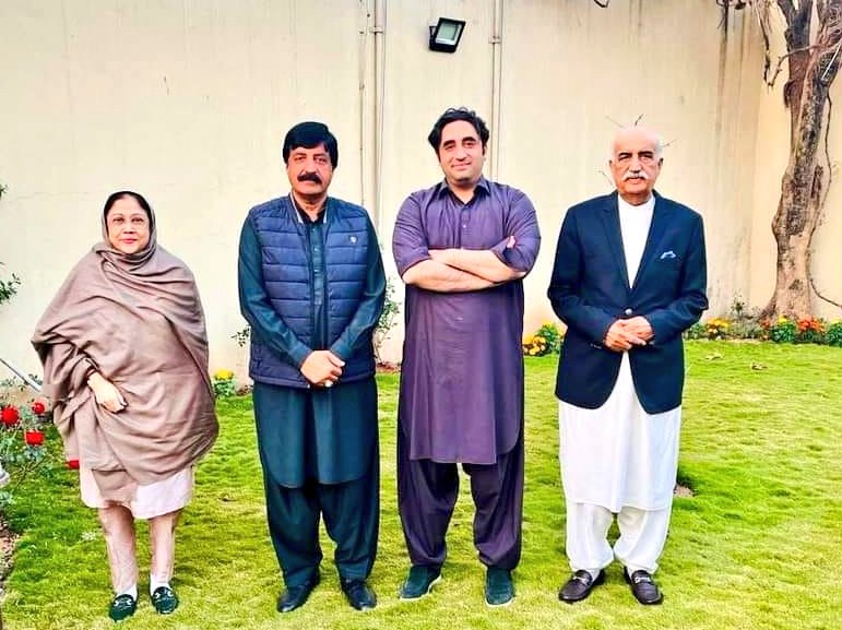 پاکستان پیپلز پارٹی چئیرمین بلاول بھٹو ذرداری سے اسلام آباد ملاقات موجودہ سیاسی صورت حال پہ تبادلہ خیال اس موقع پہ سینئر رہنما محترمہ فریال تالپور اور سید خورشید شاہ بھی موجود تھے
<a href="/BBhuttoZardari/">Bilawal Bhutto Zardari</a> <a href="/JunaidSaleemJD/">Junaid Saleem Jadi</a> 
<a href="/S_KhursheedShah/">Syed Khursheed Shah</a>