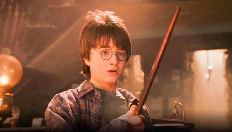 bpthaber's tweet photo. İngiltere'de "Bir adam otelde büyük bir bıçakla dolaşıyor" ihbarı üzerine yapılan polis baskınında adamın Harry Potter asası taşıdığı ortaya çıktı.

Baskını yapan polis memuru Nick Ward: "Neyse ki Voldemort'a denk gelmedik." https://t.co/ZHD5mnaRWL