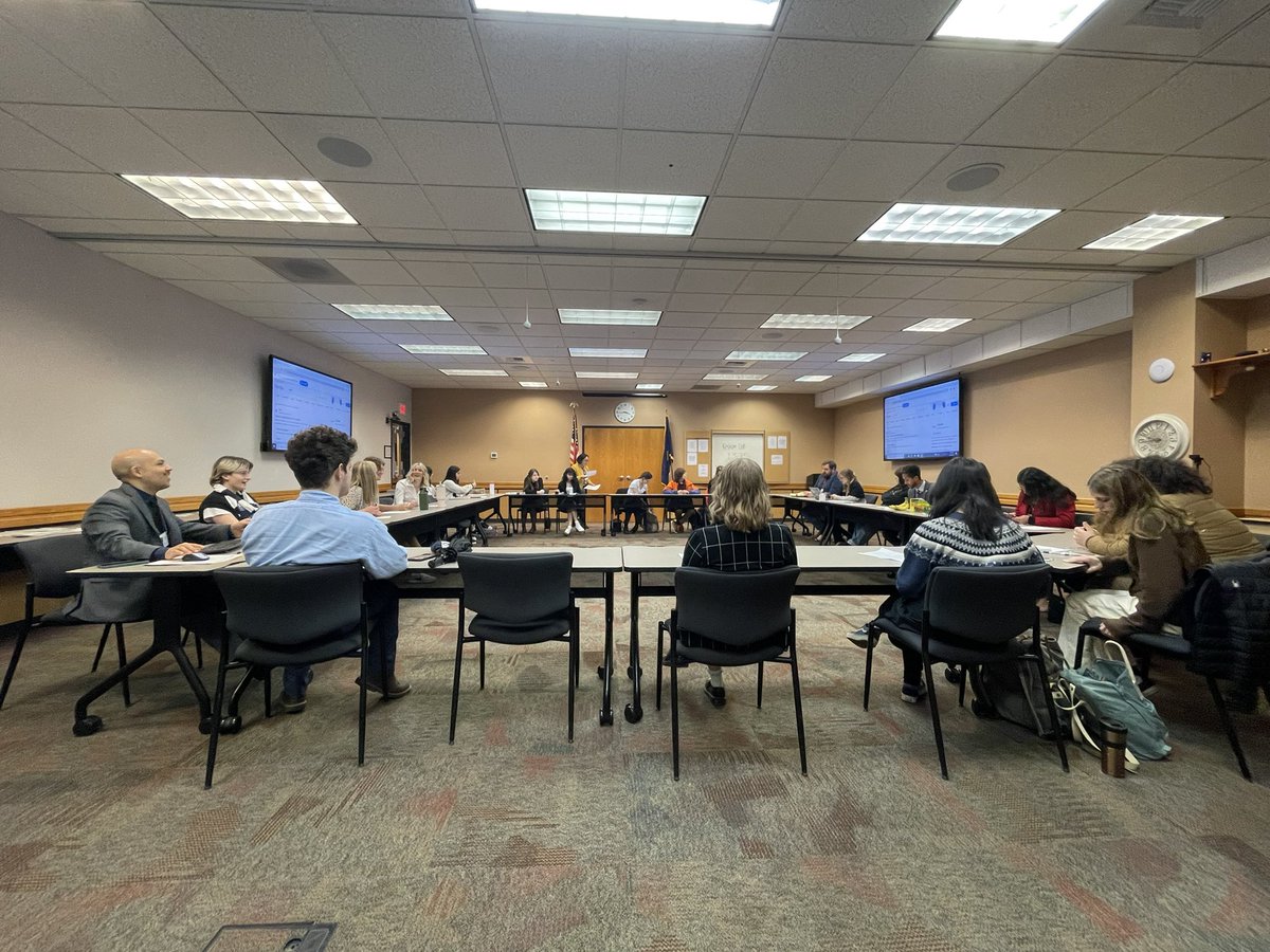 derwood73's tweet photo. Great opportunity for our students to use their voice and learn about the legislative process at the @OASCleaders Oregon Students United Summit. @CorbettSchools #OneCorbett https://t.co/aWYin2f7WB