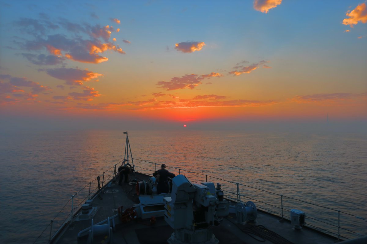 Another beautiful sunset at sea while HMS MIDDLETON operated in the Central Arabian Gulf. 

Our mission is to promote peace, stability and support the safe transit of merchant shipping in the region.

#GlobalModernReady #OpKIPION