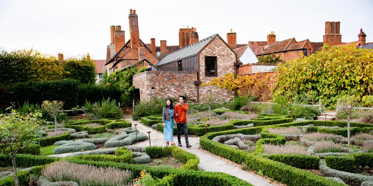 Ready to experience romance in the birthplace of Shakespeare? Plan a Valentine's Day escape to Stratford-upon-Avon and create memories that will last a lifetime. 🏰🌹 📸 VisitBritain/Nemorin/Tom Hare/Peter Goding #happyvalentinesday #valentinesday #love #lovegreatbritain ❤️