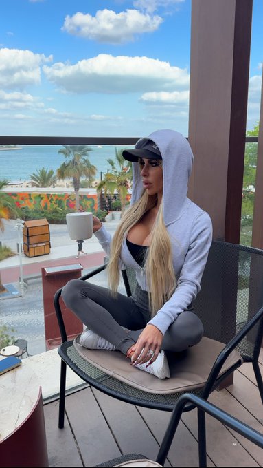 What&rsquo;s the first thing you notice here&hellip; Me: The mug looks like it has legs. https://t.co/rjY9cbTKxq