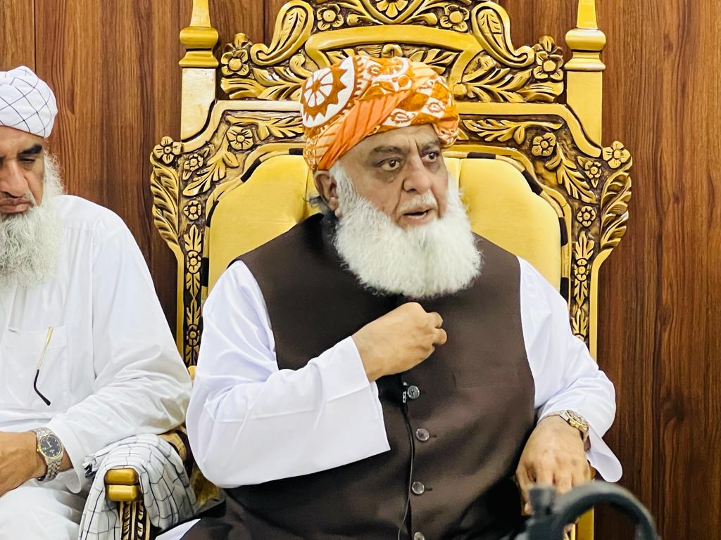 غیرجمہوری طاقتیں اور بعض سیاسی پارٹیوں کا خیال ہے کہ وہ مولانا صاحب کو پاکستانی سیاست سے نکال لیں گے لیکن انکو شاید پتہ نہیں جس ریس سے یہ بیوقوف ہمیں نکالنا چاہتے ہے اس ریس کے سکندر ہم ہے۔

#ایوان_نہیں_میدان