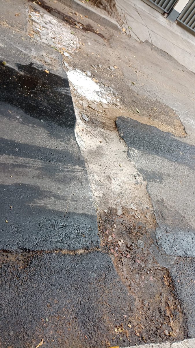 gochito2011's tweet photo. @SOBSECDMX Que horror lleva un año este crácter en calle  Río Niagára, Col Cuauhtémoc, Delg Cuauhtémoc. Pasan los días y sin reparación alguna. #Bachetón🚧 https://t.co/bedO8cB4YK
