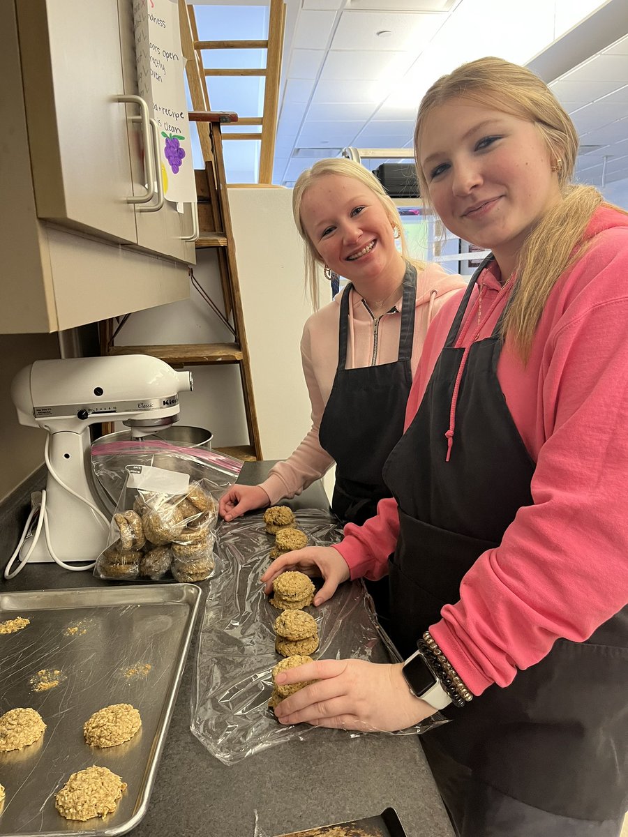 botkinfcs's tweet photo. New semester, new collaboration 🙌🏼🍪🧁

Foods 3 collaborated with the Tigers Den this week! 

Foods 3 students made oatmeal chocolate chip cookies and gooey chocolate muffins for the Tigers Den to sell. Stop by the Tigers Den to purchase one of our yummy treats! 😊 https://t.co/7NdTBZlVIT