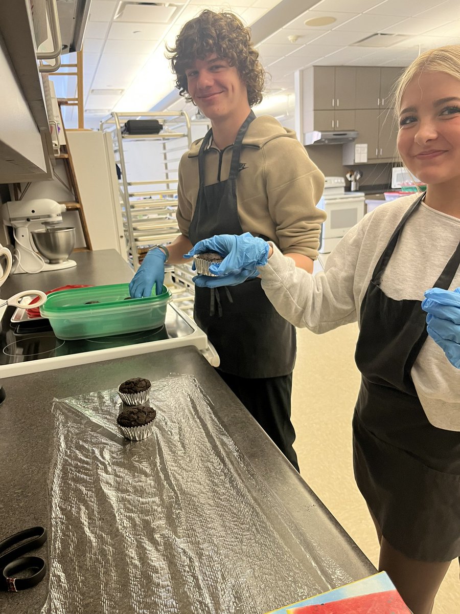 botkinfcs's tweet photo. New semester, new collaboration 🙌🏼🍪🧁

Foods 3 collaborated with the Tigers Den this week! 

Foods 3 students made oatmeal chocolate chip cookies and gooey chocolate muffins for the Tigers Den to sell. Stop by the Tigers Den to purchase one of our yummy treats! 😊 https://t.co/7NdTBZlVIT