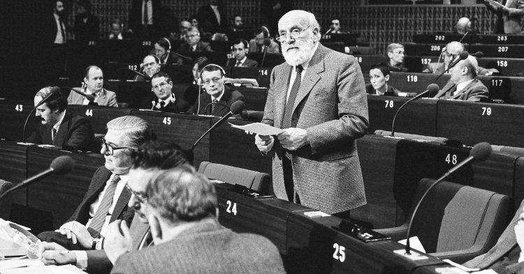 14 février 1984, le #Parlement européen adoptait le projet de traité d'Union européenne élaboré par Altiero #Spinelli. Un véritable traité-constitution qui inspirera tous les traités qui ont suivi. 🐊 #CrocodileClub #EuropeanUnion