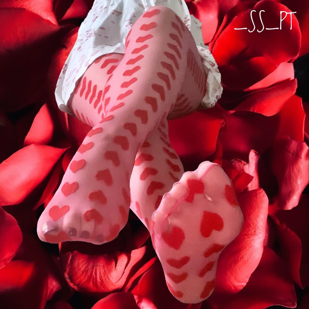 Happy Valentine’s Day  ❤️💋

#kissmyfeet #nylonfetısh #nylonlovers  #feet #nylonfeet