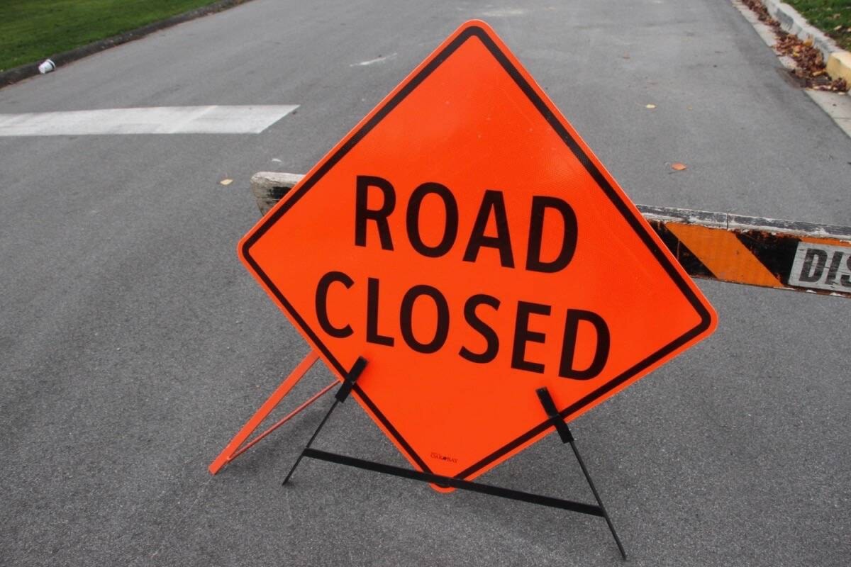 Crews close main Oak Bay road after burst water main dlvr.it/T2lVxS