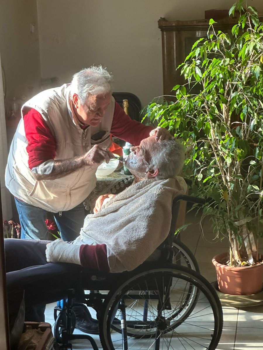 WandaPardini's tweet photo. Mio papà che fa la barba al suo migliore amico. Trovo questa foto di una dolcezza struggente. Loro sono innamorati della loro amicizia. W Amore sotto tutte le forme! #SaintValentin  ❤️ https://t.co/Lka1p7pvUI
