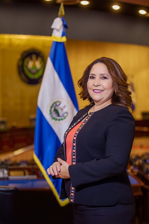 #Elecciones | La diputada Silvia Ostorga (<a href="/SilviaOstorgaE/">Silvia Ostorga</a>), quien fue acusada de evadir impuestos, estaría quedándose fuera de la Asamblea tras 12 años de legislación, lo que significaría un gran golpe para ARENA.
