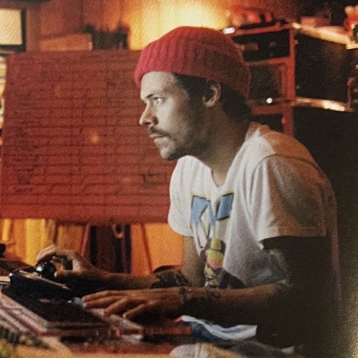 sunfloweremyy's tweet photo. there's something special about seeing him work in the studio https://t.co/xdwfGVJKCQ