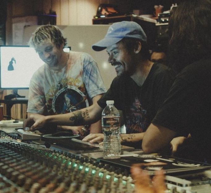sunfloweremyy's tweet photo. there's something special about seeing him work in the studio https://t.co/xdwfGVJKCQ