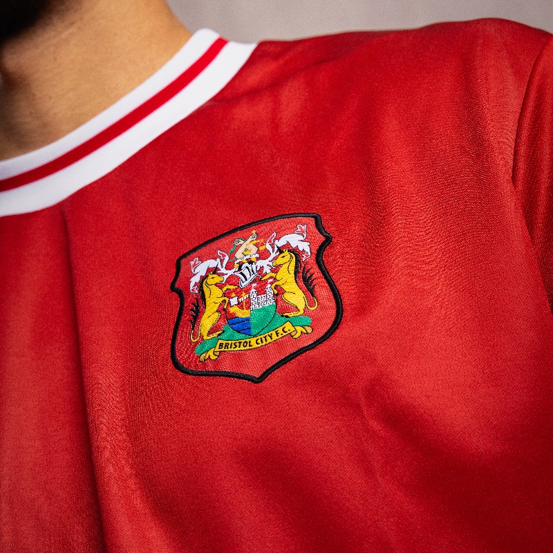 BristolCity's tweet photo. A stunner. ❤️

We would like to extend our gratitude to @ONeillsSportsUK, @huboofulfilment, @digitalnrgltd, Watches of Bath and @GoSkippy for their support in removing their logos from this unique edition shirt. 👏