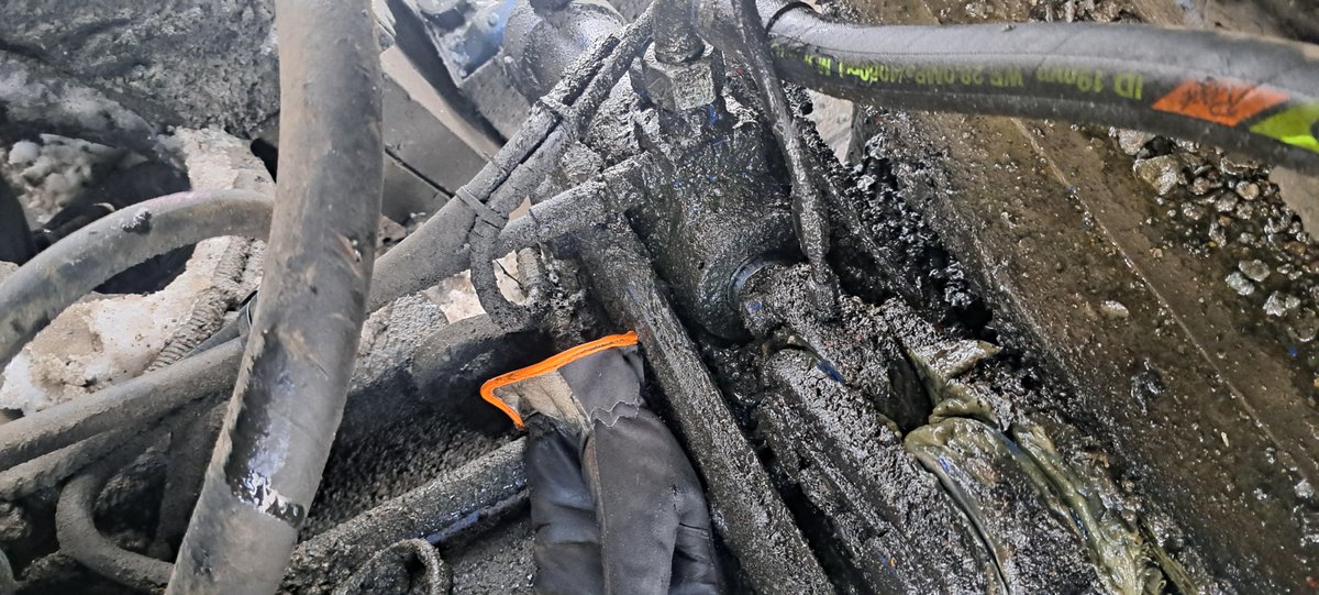 pingabl3's tweet photo. The hose between the 2 cylinders here knocked itself loose twice this is my second time fixing it this time with locktite https://t.co/i8GACN9K3N