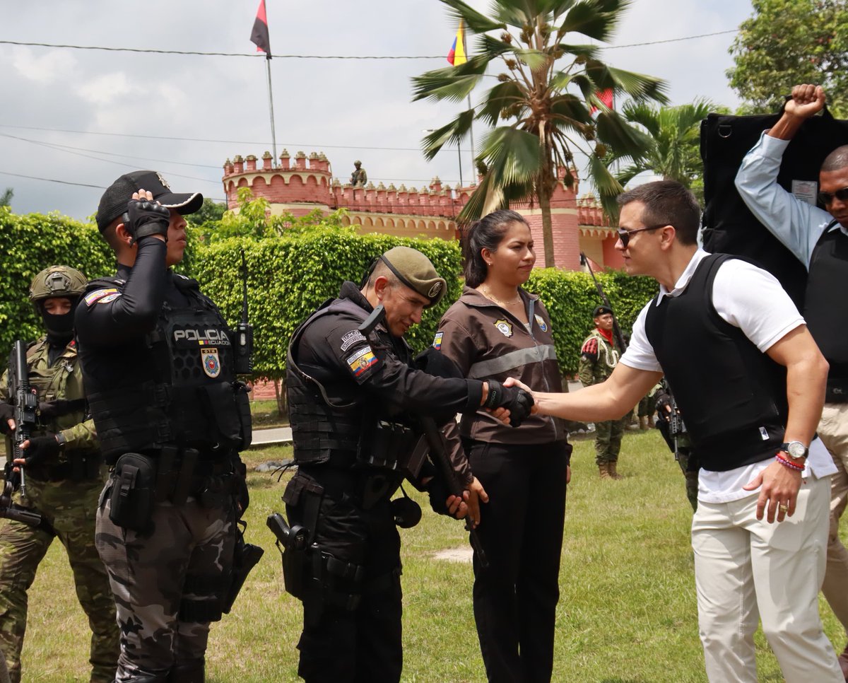 Presidencia_Ec's tweet photo. En el Fuerte Militar de Machala, el presidente @DanielNoboaOk saludó con el bloque de seguridad de las @FFAAECUADOR y la @PoliciaEcuador. Reafirmó el apoyo a nuestras fuerzas del orden para que continúen con su lucha y labor efectiva en contra de la delincuencia y el narcoterrorismo, con valor y compromiso. 

#JuntosContraElTerrorismo #ElNuevoEcuador