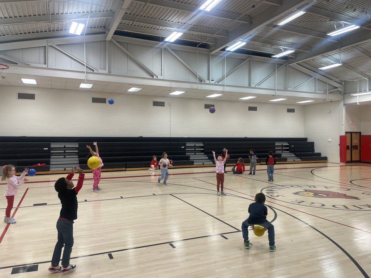 Our kindergarten friends are working on their catching this week in PE Class. Hands up, Reach, Grab, Give. Great job following our catching cues Cardinals! ⁦@GoodridgeElem⁩