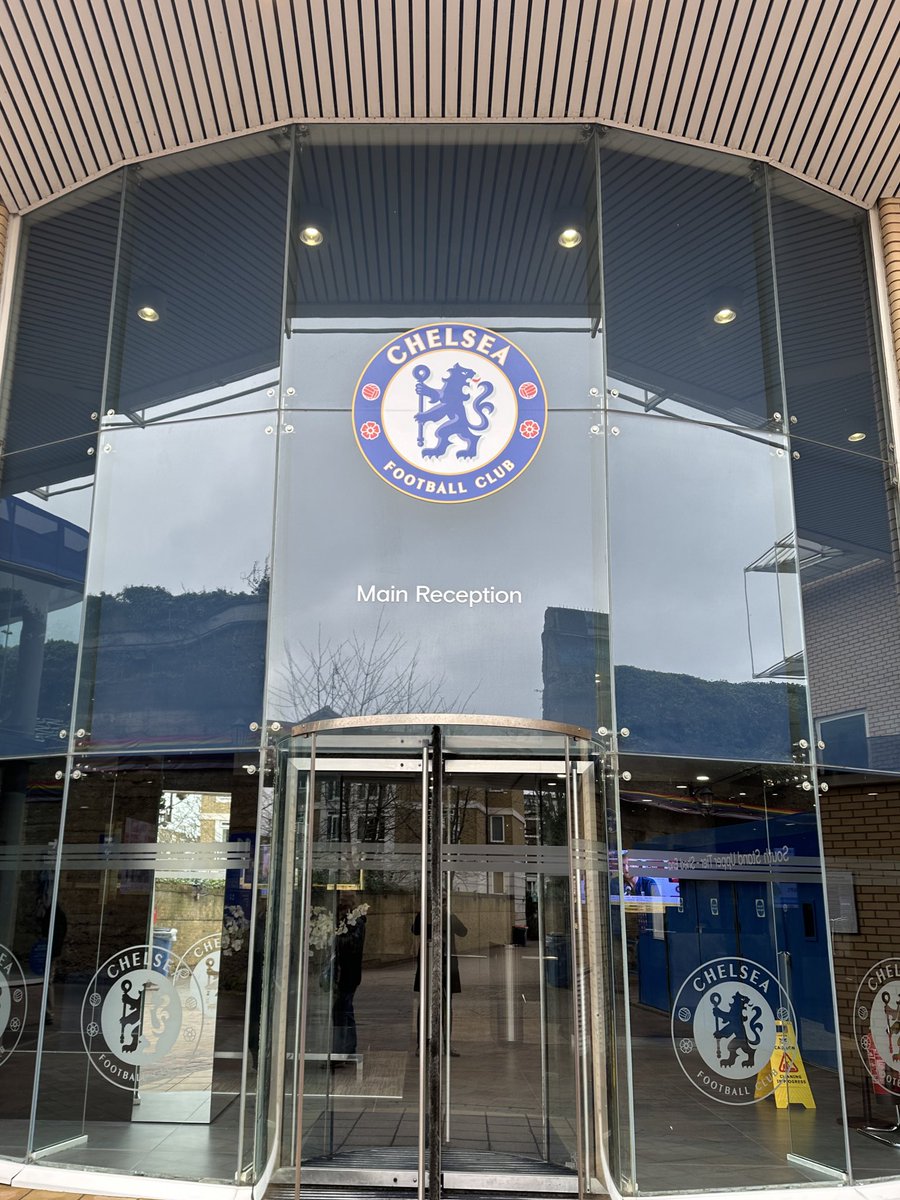 Uzy1000x's tweet photo. Awesome speaking with @ChelseaFC at Stamford Bridge today with @CapinUK to share the great work being done in the @solana ecosystem. 💪

Happy to be helping them navigate the Web3 arena with trusted names like @mobstudios_ and @SuperteamUK 🤝⚽️

Also, thanks for the Chelsea 🧢 gift - outfit picked for Friday! 🔥