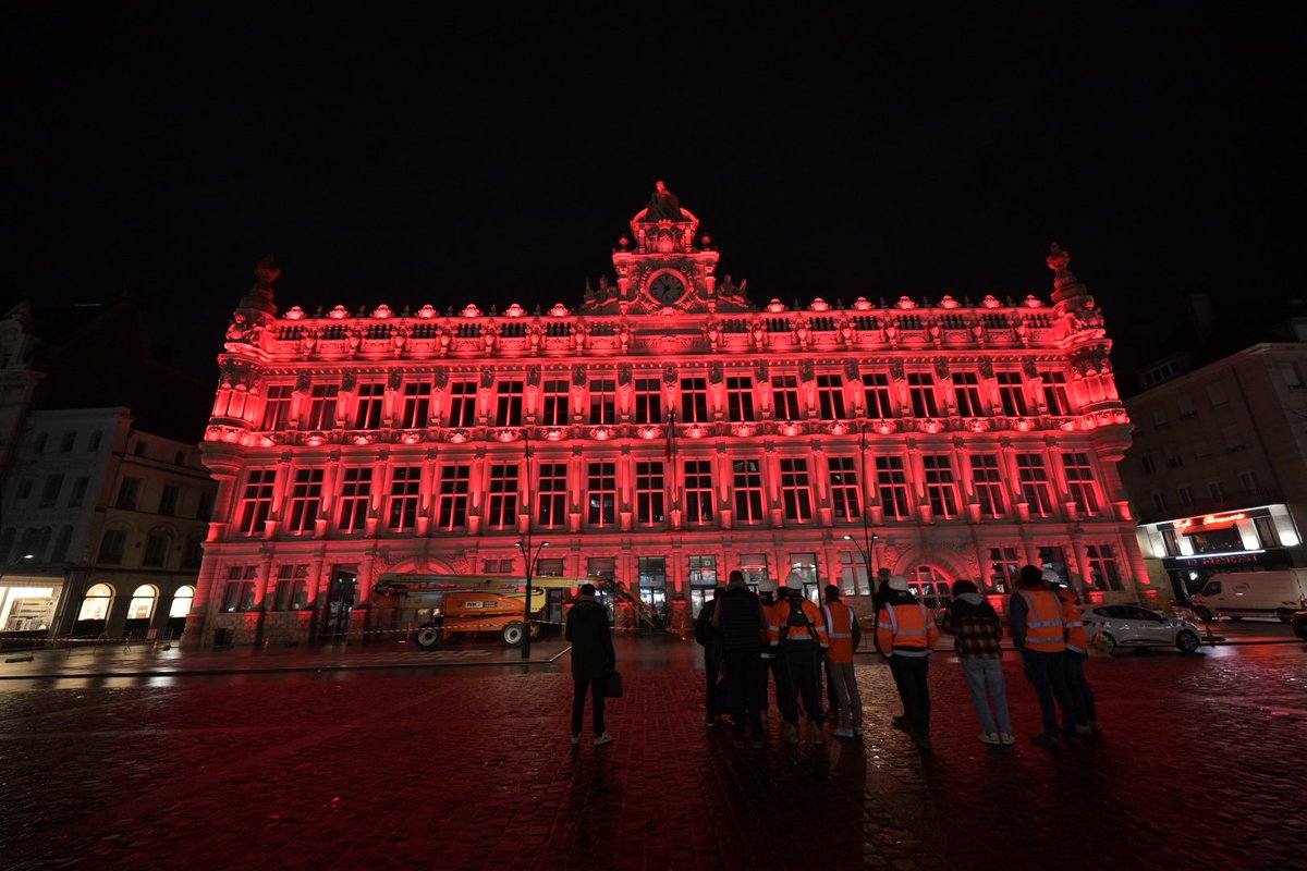 Ce soir à #Valenciennes, les premiers tests de la toute nouvelle scénographie de la façade de l'Hôtel de Ville sont menés ! Un festival de couleurs sublime chaque détail architectural de l'édifice, grâce à la technologie LED, moins consommatrice d'énergie... La magie opère !
