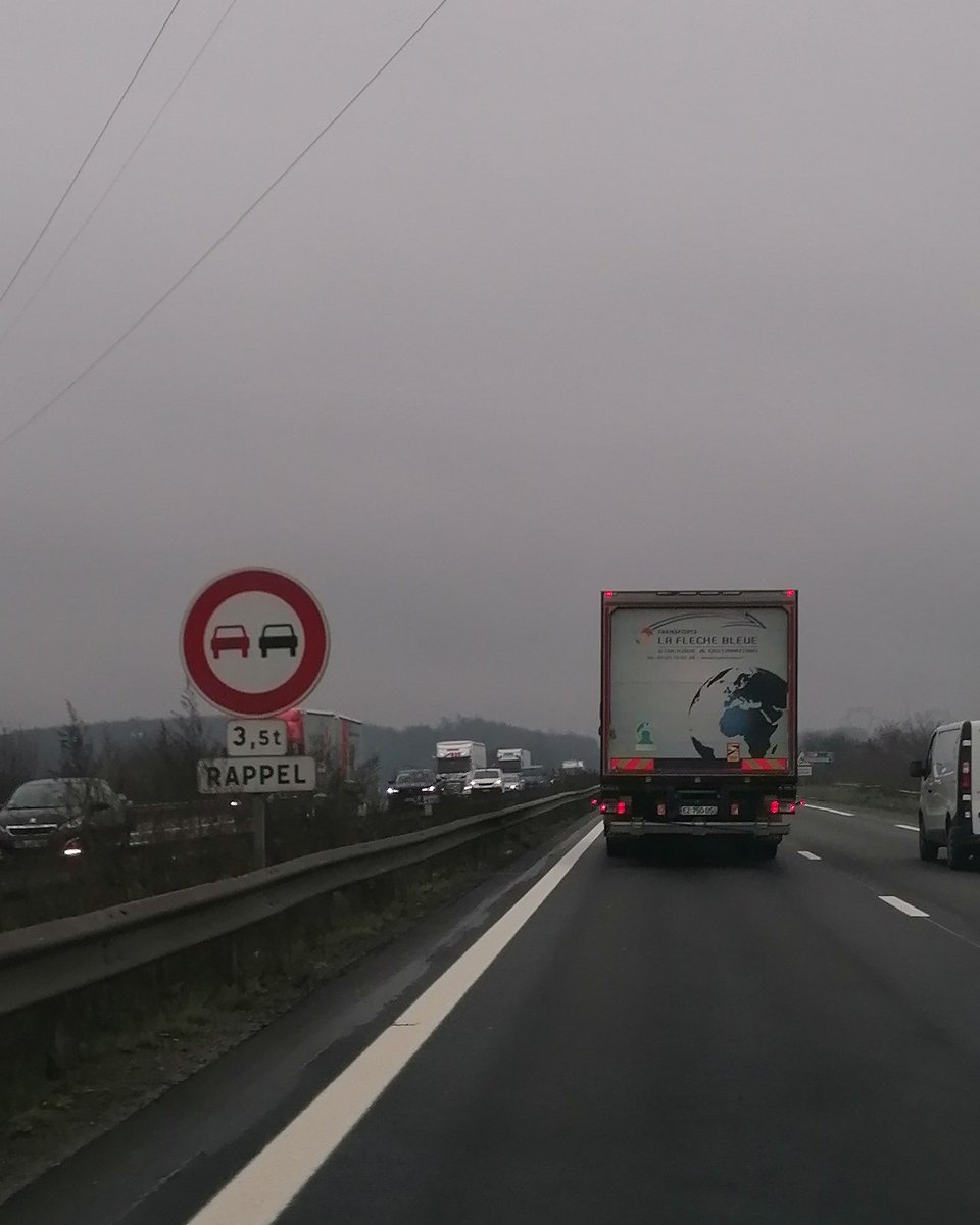 bay_roms's tweet photo. Le non respect quotidien des transporteur routiers sur nos routes et tout ceci en toute impunité ! Le camion est resté plusieurs kilomètre sur file de gauche malgré l'interdiction 👌.

La place des camions n'est elle pas sur les trains ?

@FntrIDF @SecRoutiere https://t.co/gLuEmbFc3Z