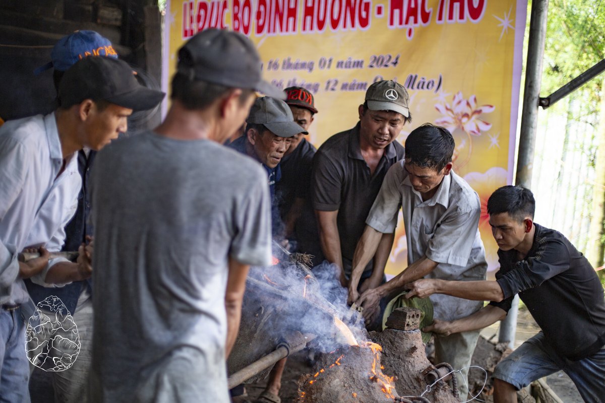 We had an amazing time in Vietnam. As well as the tourist trips, we visited some of the traditional craft villages, including bronze casting! It was a truly magical experience that I cover in my new article, and check out @emmalouwynjones's amazing shots: ancientcraft.co.uk/post/exploring…