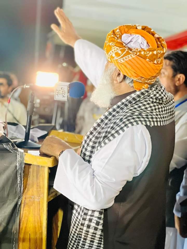 قائد محترم جب بھی بولتے ہے نہ صرف کارکنان بلکہ ملک بھر کے عوام کی حقیقی معنوں میں ترجمانی کرتے ہے۔ قربان
<a href="/MoulanaOfficial/">Maulana Fazl-ur-Rehman</a> <a href="/juipakofficial/">Jamiat Ulama-e-Islam Pakistan</a>
#ایوان_نہیں_میدان