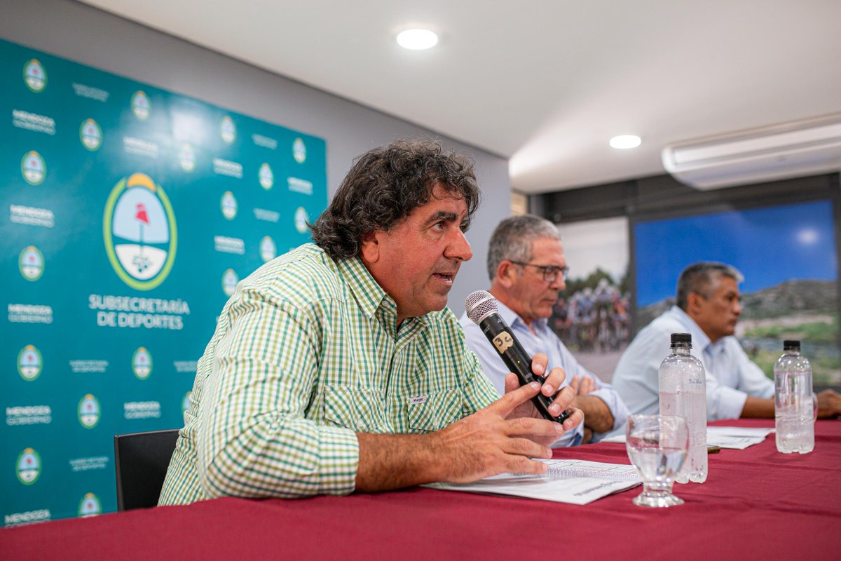 DeportesMza's tweet photo. La Vuelta Ciclista de Mendoza recorrerá la provincia

Del 17 al 25 de febrero, Mendoza vivirá la edición número 48 de la @VueltaMendoza. El subsecretario @ChiapettaFed y el presidente de la AMC @fierro89lanzone, presentaron el tradicional giro mendocino.

https://t.co/3HCEN0qvYU https://t.co/szCMdpobIX