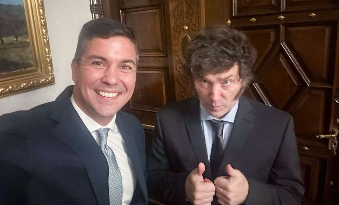SantiPenap's tweet photo. Con @JMilei, presidente de la República Argentina, hablamos de los desafíos en materia de integración regional, como también sobre la importancia de encarar proyectos estratégicos comunes. Nos une poner el bienestar de nuestros pueblos en primer lugar. https://t.co/e9A0SAtqjL