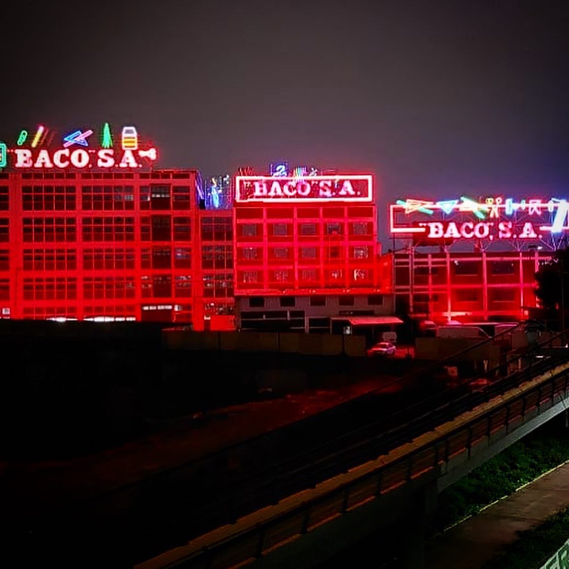 localmx_'s tweet photo. #MemoriaColectiva La fabrica de útiles @BACO_SA además de ser un espacio en la ciudad también es una parte importante para el paisaje urbano de la CDMX. https://t.co/H7TwxLUMbq https://t.co/0GaU23edIM