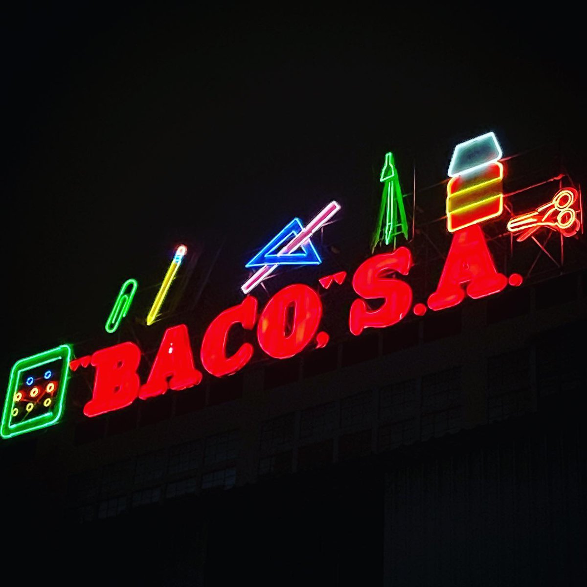 localmx_'s tweet photo. #MemoriaColectiva La fabrica de útiles @BACO_SA además de ser un espacio en la ciudad también es una parte importante para el paisaje urbano de la CDMX. https://t.co/H7TwxLUMbq https://t.co/0GaU23edIM