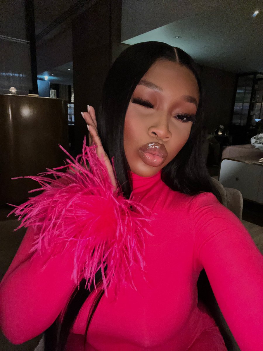 _lorrainealiyah's tweet photo. Pink Birthday 🎀 Happy 25th to me, Valentine baby🥂 https://t.co/XY3lan4MmT