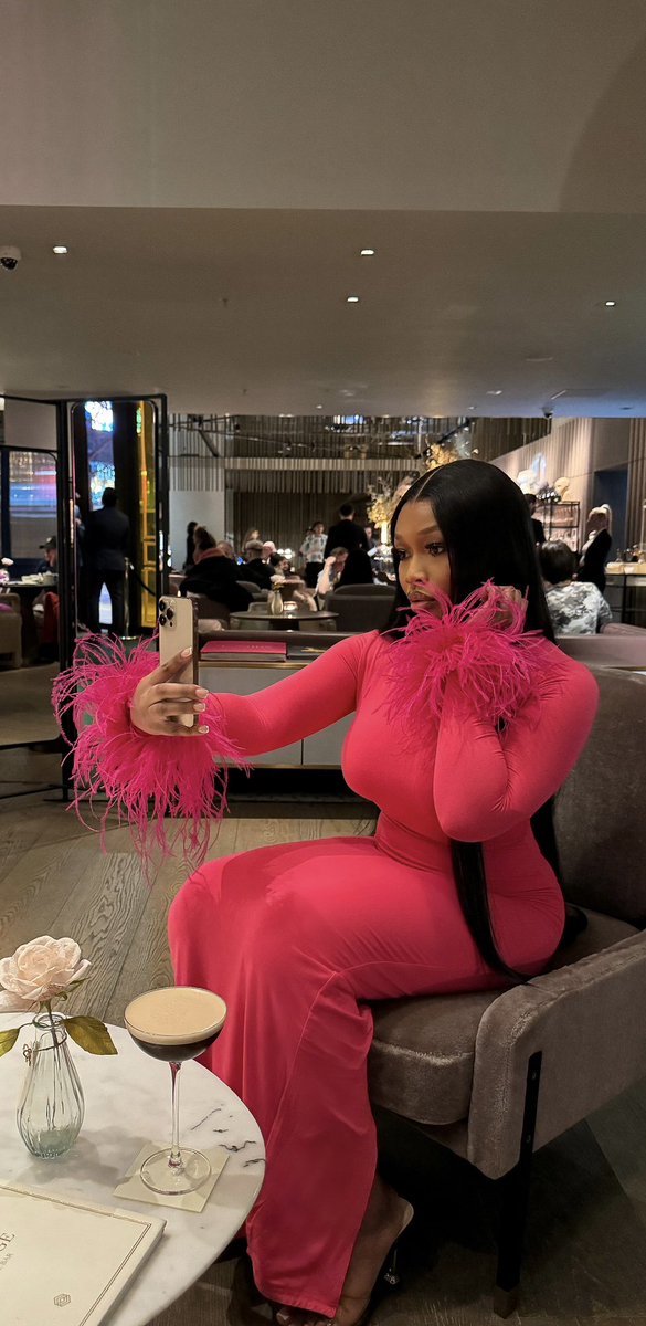 _lorrainealiyah's tweet photo. Pink Birthday 🎀 Happy 25th to me, Valentine baby🥂 https://t.co/XY3lan4MmT