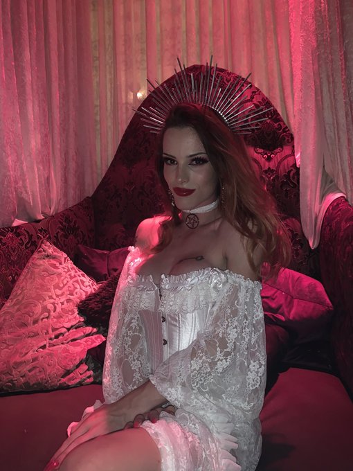 I love you to death💋 Happy V-day ❤️ 🤍 https://t.co/7Aoemakuz4