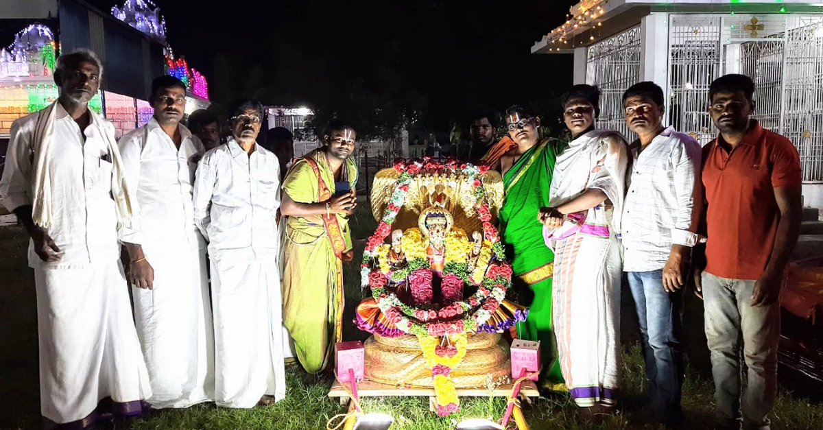 Sdvsd_official's tweet photo. ఉత్తనూరు శ్రీ ధన్వంతరి వేంకటేశ్వర స్వామి వారి బ్రహ్మోత్సవాలు అంగరంగ వైభవంగా జరుగుతున్నాయి. మూడవరోజైన బుధవారం ఏడు తలలు గల పెద్దశేషవాహనంపై శ్రీదేవి భూదేవి సమేతంగా శ్రీవారు భక్తులకు అభయమిచ్చారు.  

For more info : https://t.co/DLdvkYBDS2 https://t.co/JsSzbbDWhR