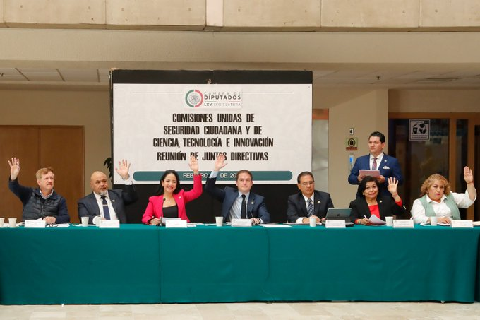 Juan_OrtizMX's tweet photo. 🪖🛜APROBARÁN NUEVA LEY PARA MILITARIZAR EL CIBERESPACIO EL 28 DE FEBRERO

Las comisiones unidas de seguridad y ciencia de la Cámara de Diputados aprobaron 'la metodología' para la dictaminación de la Ley Federal de Ciberseguridad. 

Y sólo analizarán la propuesta del Dip. Javier López Casarín.

Fechas clave:

- 19 o 20 de febrero: Reunión con representantes de Sedena, Marina, Hacienda, Guardia Nacional y el Centro Nacional de Inteligencia. 

- 20 o 21 de febrero: Circulación del dictamen

- 28 de febrero: Discusión y votación del dictamen en comisiones unidas

¿Por qué es preocupante la Ley de Ciberseguridad?

1. Trata este tema desde solo una perspectiva: seguridad nacional

2. Sedena y Marina estarán encargadas de monitorear y llevar operaciones militares en el ciberespacio.

3. Las fuerzas armadas tendrían manga ancha en tareas de vigilancia, espionaje e intervención de comunicaciones privadas bajo la sospecha de actividades ilegales.

4. Facilita la censura al otorgar facultades para dar de baja direcciones IP, dominios y sitios de Internet de manera discrecional.

5. Crea una Agencia Nacional de Ciberseguridad con facultades para 'fortalecer actividades de inteligencia'.

6. Como particulares tendremos que entregar información requerida a autoridades sin definir procedimientos ni requisitos.

7. Establece delitos informáticos de manera vaga que implican la criminalización de conductas legítimas o que su persecución sea prácticamente imposible.

8. Criminaliza la producción de contenidos digitales que “inciten” a la “hostilidad” o “desinformen a la población”.

Fuente: Red en Defensa de los Derechos Digitales (R3D)

A estar pendientes del dictamen final.