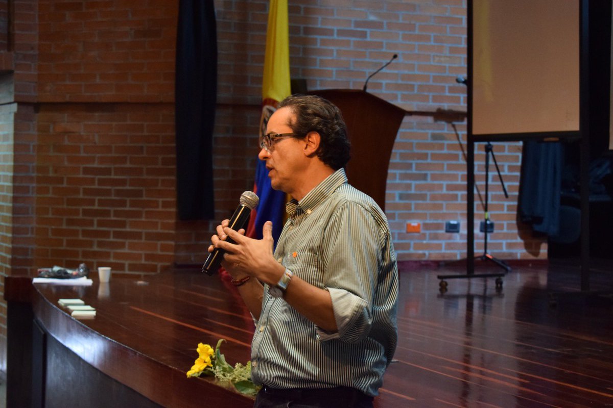 “Debemos pensar la escuela a lo largo y ancho de la vida. El ser humano es multidimensional, por eso necesitamos trabajar con los docentes para fortalecer la educación no solo desde la racionalidad, sino desde la emocionalidad”: viceministro <a href="/OscarG_Sanchez/">Óscar Sánchez J.</a>.